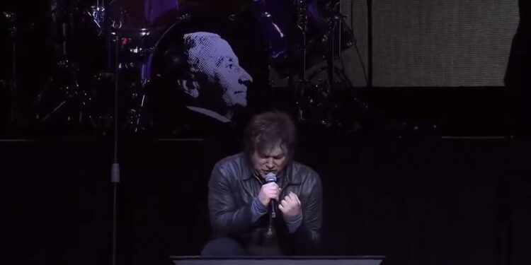 Milei lanza su libro con un controvertido concierto de rock en Buenos Aires que incluye "Libre" de Nino Bravo 1 Milei lanza su libro con un controvertido concierto de rock en Buenos Aires que incluye "Libre" de Nino Bravo