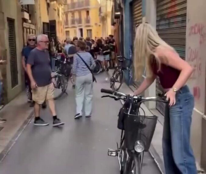 Gritos y peleas entre grupos anti turistas y turistas en pleno centro de Valencia 1 Gritos y empujones entre grupos anti turistas y turistas en pleno centro de Valencia