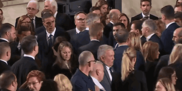 Gritos de “Mazón dimisión” a la salida del funeral de Estado por las víctimas de la DANA en Valencia 1 Snapshot 1147 scaled 1