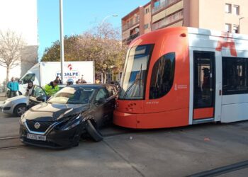 Choque entre tren y coche en la Vila Joyosa genera leves retrasos en el TRAM