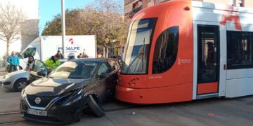 Choque entre tren y coche en la Vila Joyosa genera leves retrasos en el TRAM