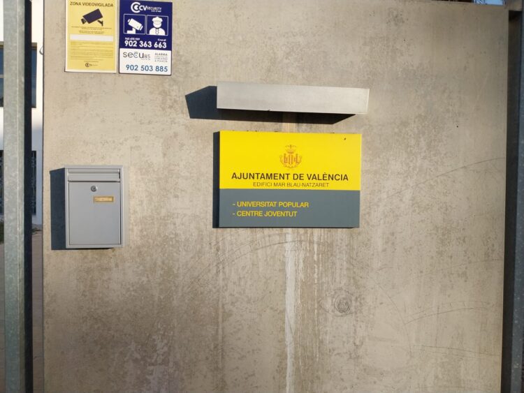 Catalá abandona la Universitat Popular de Nazaret, chabolismo y patio abandonado en un edificio municipal