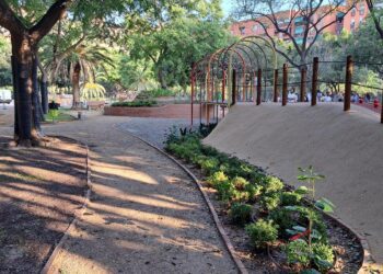 El Jardín de la Plaza de Enrique Granados estrena una nueva área de juegos infantiles
