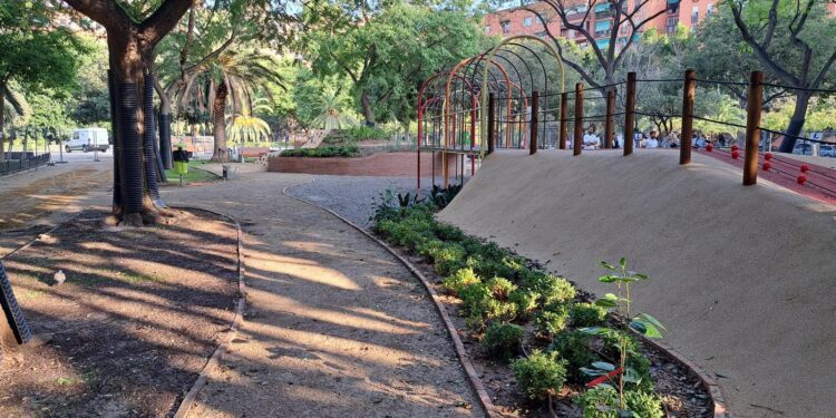 El Jardín de la Plaza de Enrique Granados estrena una nueva área de juegos infantiles