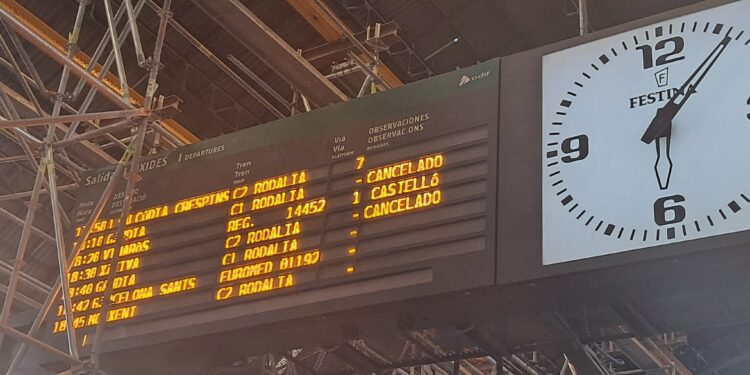 Cascada de cancelaciones y retrasos en las líneas C1 y C2 de cercanías de Valencia