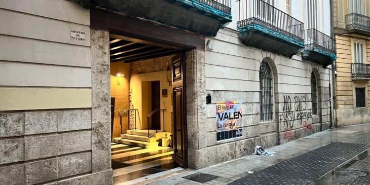 Atentat contra Lo Rat Penat i odi de ARRAN (la CUP) que amenaça en una primavera d'hivern calenta 1 Atentat contra Lo Rat Penat i odi de ARRAN (la CUP) que amenaça en una primavera d'hivern calenta