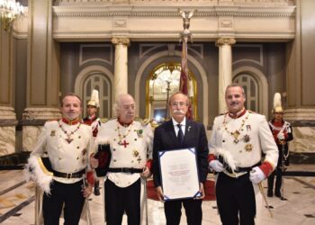 l'Insigne Capítul de l'Almoina de Sant Jordi del "Centenar de la Ploma" custodió la Real Senyera y no faltaron a la tradición y a su juramento 1 l'Insigne Capítul de l'Almoina de Sant Jordi del "Centenar de la Ploma" custodió la Real Senyera y no faltaron a la tradición y a su juramento