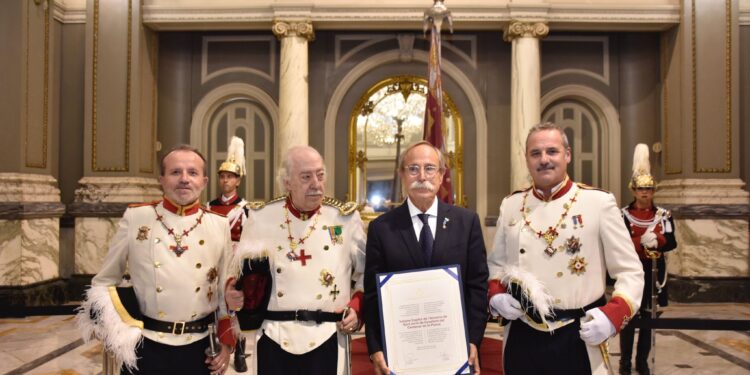 l'Insigne Capítul de l'Almoina de Sant Jordi del "Centenar de la Ploma" custodió la Real Senyera y no faltaron a la tradición y a su juramento