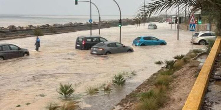 Zonas de Alicante y Elche se inundan esta tarde por lluvias de intensidad torrencial