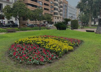 Los colores de la Bandera de España lucen en el Parterre por el Día de la Hispanidad