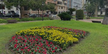 Los colores de la Bandera de España lucen en el Parterre por el Día de la Hispanidad
