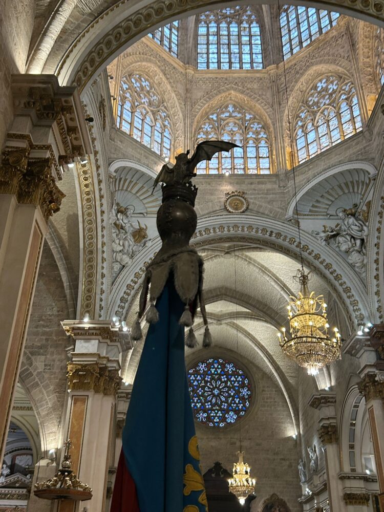 Lo Rat Penat i la RACV denuncien el menyspreu de l’Arquebisbe de Valéncia cap a la Real Senyera com a símbol de tots els valencians