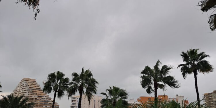 Dos núcleos de tormenta descargan fuertes precipitaciones sobre La Ribera Baixa y La Safor