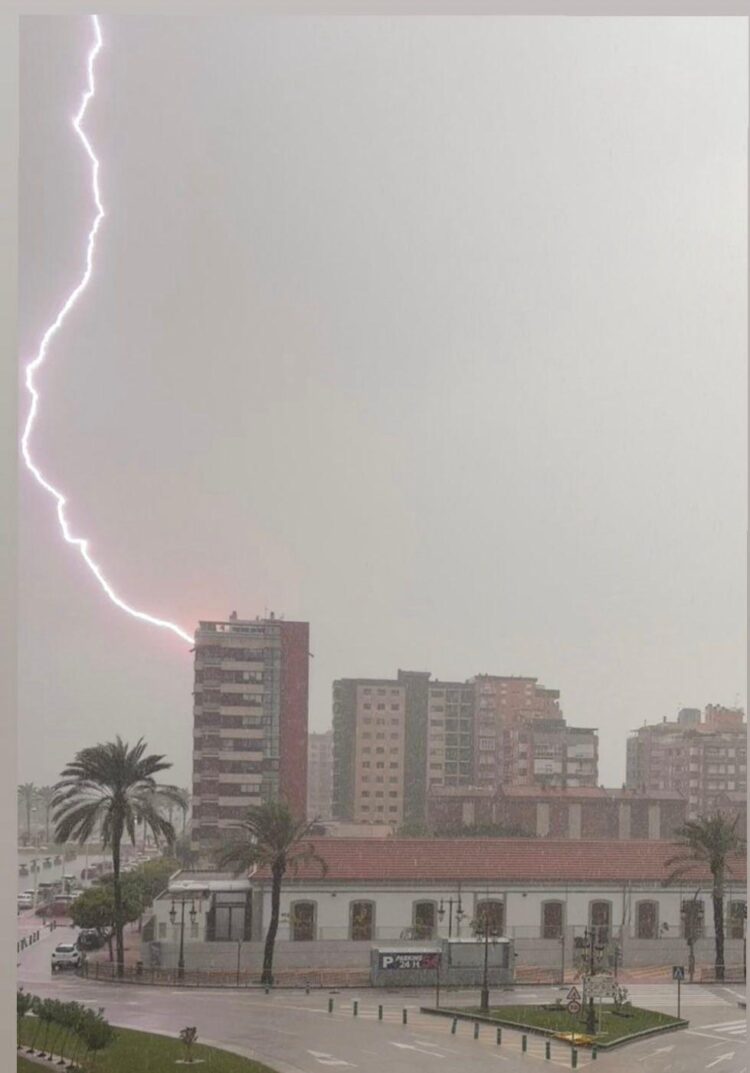 AEMET amplía la ALERTA ROJA en la Costa sur de Valéncia hasta medianoche