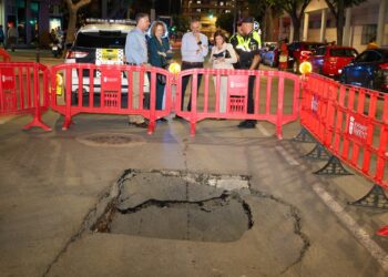 Cortada Padre Méndez en Torrent por un socavón en la calzada