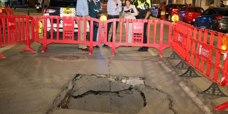 Cortada Padre Méndez en Torrent por un socavón en la calzada