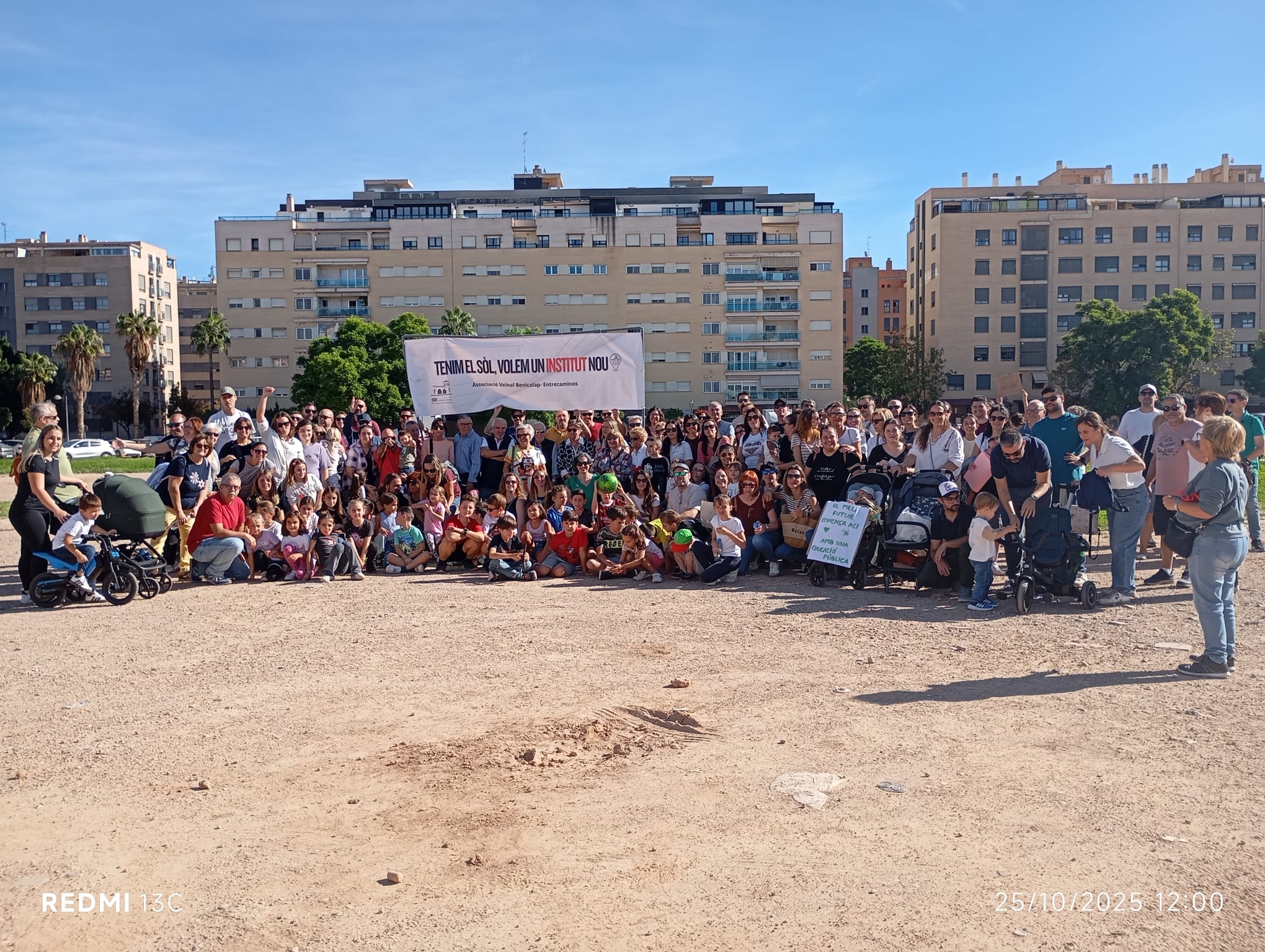 500 vecinos de Benicalap piden un nuevo instituto de educación 2 WhatsApp Image 2025 10 25 at 14.54.16