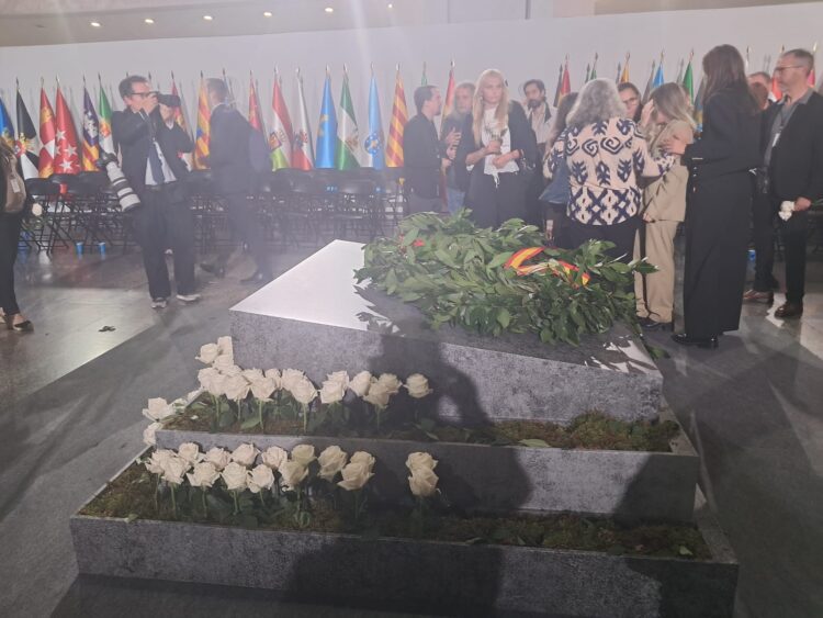 Un acto homenaje frío, montado por Moncloa y muy planificado para la foto y las cámaras