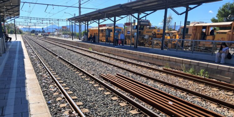 Cancelaciones, retrasos de más de media hora e incidencias desesperan a los viajeros de Cercanías Valencia- Gandía