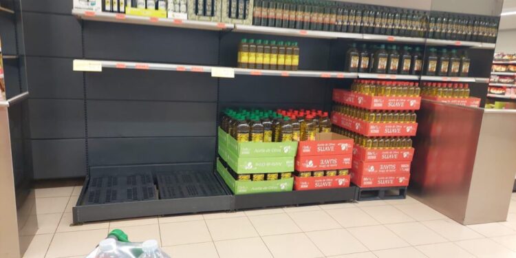 El precio del aceite de oliva virgen extra cae por debajo de los cinco euros en los supermercados 1 aceite de girasol scaled 1