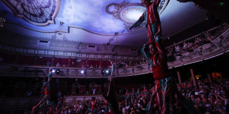 El Teatro Olympia acoge un emotivo homenaje a las víctimas de la DANA 1 c7b9432d a11f 476e 91fb cb9ad24228ab 16 9 aspect ratio 1600w 0 scaled 1