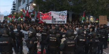 Al menos cinco detenidos y una persona herida en las protestas pro Palestina frente al Roig Arena de Valencia