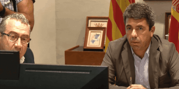 Un vídeo revela que Carlos Mazón conocía las alertas hidrológicas del Magro y el barranco del Poyo antes del colapso por la DANA 1 carlos mazon conocia las alertas hidrologicas del magro y del barranco del poyo antes de irse a come da39 2 scaled 1