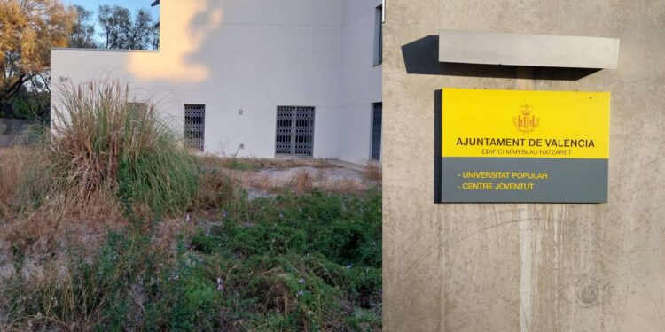 Catalá abandona la Universitat Popular de Nazaret, chabolismo y patio abandonado en un edificio municipal 1 Catalá abandona la Universitat Popular de Nazaret, chabolismo y patio abandonado en un edificio municipal