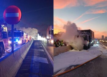 Un camión de grano se incendia en la V-30 esta mañana