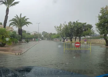 Muere un anciano de 87 años mientras se bañaba en la playa de Les Albaranes de Dénia en plena alerta por lluvias