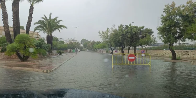 Muere un anciano de 87 años mientras se bañaba en la playa de Les Albaranes de Dénia en plena alerta por lluvias