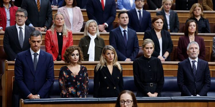 El Congreso y el Gobierno rinden homenaje a las víctimas de la DANA en su primer aniversario 1 descarga 2