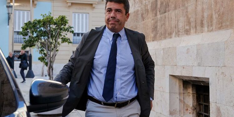 Las incógnitas sobre la tarde de la dana: las versiones cambiantes de Mazón un año después 1 descarga 6