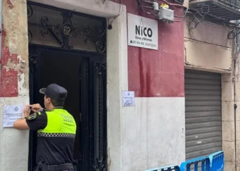 Desalojan a cuatro familias en Alcoy tras el desprendimiento parcial de la fachada de un edificio en el centro histórico