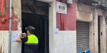 Desalojan a cuatro familias en Alcoy tras el desprendimiento parcial de la fachada de un edificio en el centro histórico