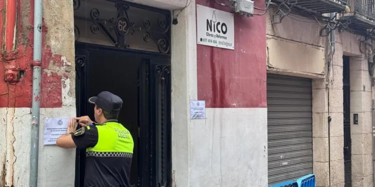 Desalojan a cuatro familias en Alcoy tras el desprendimiento parcial de la fachada de un edificio en el centro histórico 1 Desalojan a cuatro familias en Alcoy tras el desprendimiento parcial de la fachada de un edificio en el centro histórico