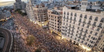Miles de personas vuelven a las calles de Valencia para exigir la dimisión de Mazón un año después de la DANA