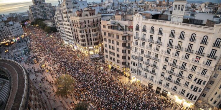 Miles de personas vuelven a las calles de Valencia para exigir la dimisión de Mazón un año después de la DANA 1 Miles de personas vuelven a las calles de Valencia para exigir la dimisión de Mazón un año después de la DANA