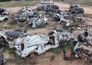 el cauce del barranco del poyo sigue siendo un amasijos de coches destrozados por la dana un ano des da39 2 scaled 1