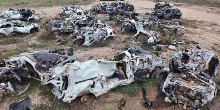 el cauce del barranco del poyo sigue siendo un amasijos de coches destrozados por la dana un ano des da39 2 scaled 1