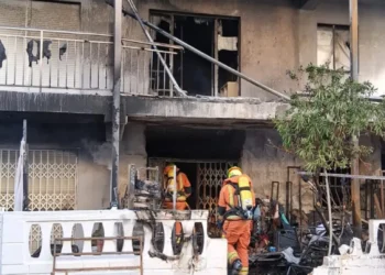 Rescatan a seis personas en el incendio que arrasó un edificio de la playa de Gandia: ocho heridos, entre ellos cuatro niños