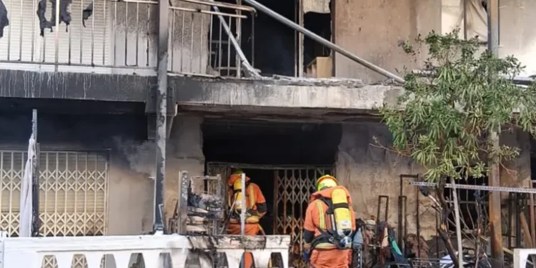 Rescatan a seis personas en el incendio que arrasó un edificio de la playa de Gandia: ocho heridos, entre ellos cuatro niños
