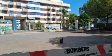 el paquete ha sido depositado en una zona acordonada en la calle 7af0