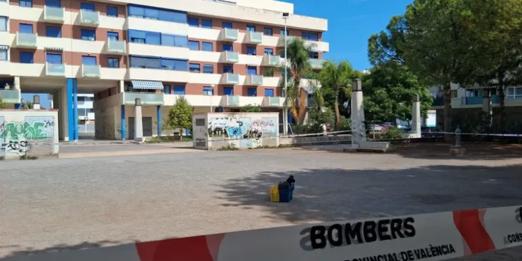 el paquete ha sido depositado en una zona acordonada en la calle 7af0