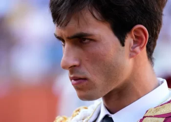 El torero Samuel Navalón permanece en la UCI tras una grave cornada en el cuello en Algemesí