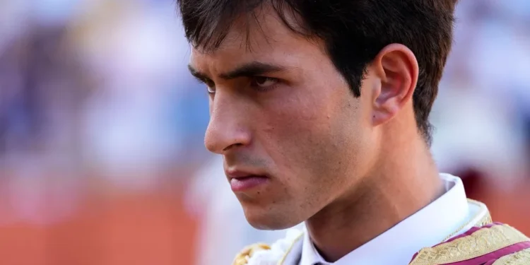 El torero Samuel Navalón permanece en la UCI tras una grave cornada en el cuello en Algemesí