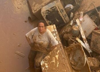 eliana junto a sus pertencias llenas de barro 0fca