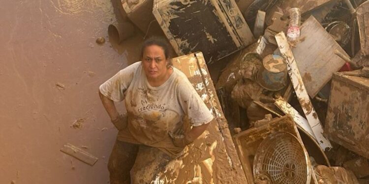 eliana junto a sus pertencias llenas de barro 0fca