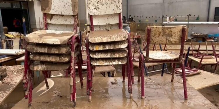 Educación propone que el profesorado suba actividades a la plataforma cuando se suspendan las clases por alerta meteorológica 1 escuelas afectadas por la DANA scaled 1