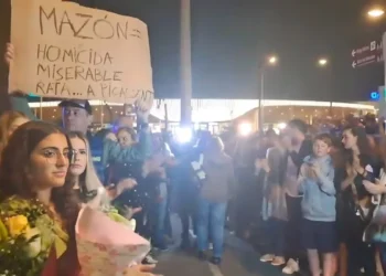 “No estáis solos”: emoción y apoyo en la concentración a las puertas del homenaje por la DANA en Valencia 14 image 11 scaled 1